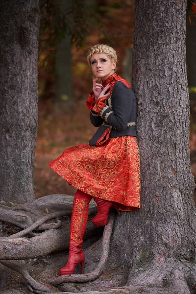 Belle Femme Blonde Élégante Dans Forêt Automne — Photo