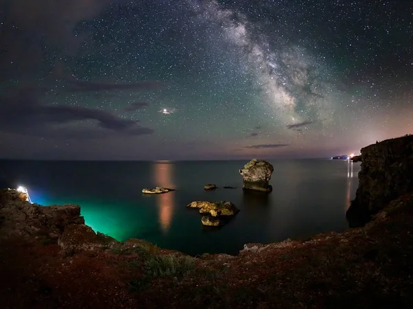 Impresionante Vibrante Vía Láctea Imagen Sobre Acantilados Rocosos Mar Paisaje — Foto de Stock