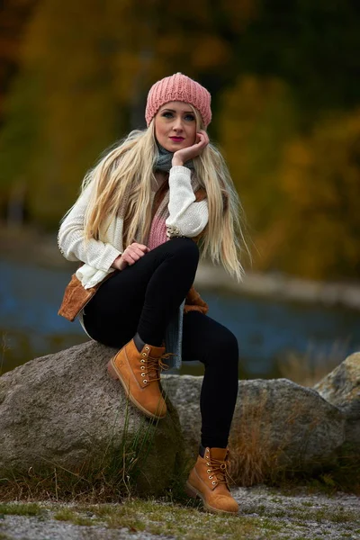 Ung Vacker Kvinna Utomhus Höst Sitter Vid Sjön — Stockfoto