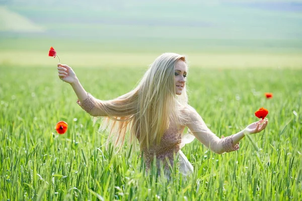 Gyönyörű Lány Pipacsos Tavaszi Zöld Mezőn — Stock Fotó