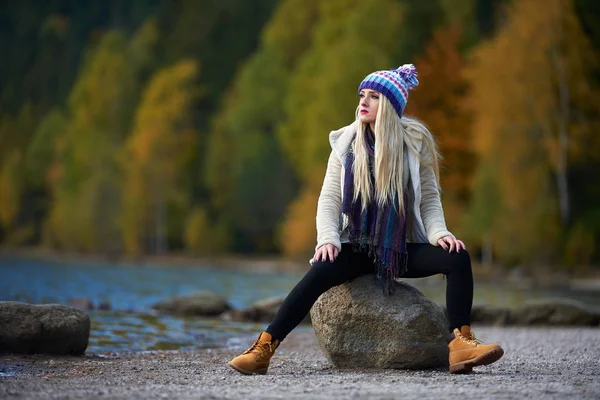 Joven Bonita Mujer Aire Libre Otoño Sentado Junto Lago — Foto de Stock