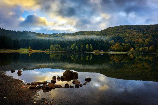 Paisaje Otoñal Las Montañas Con Árboles Reflejándose Agua Lago Santa —  Fotos de Stock