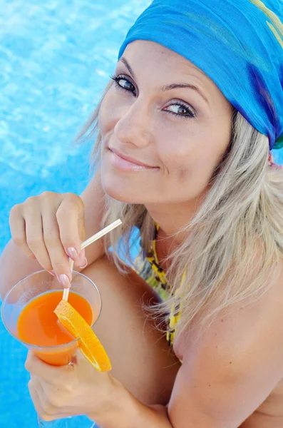 Junge Frau Entspannt Sich Warmen Sommertagen Pool — Stockfoto