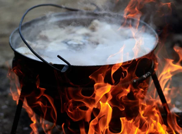 Preparare Cibo Sul Campo Cibo Caldo Che Bolle Nella Grande — Foto Stock