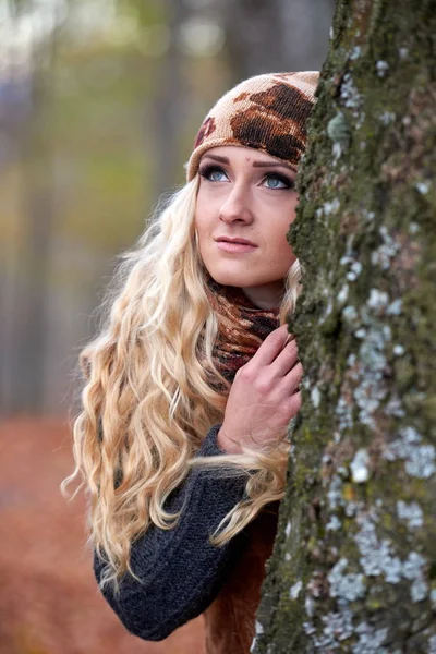 Genç Güzel Kadın Portre Sonbaharda Açık — Stok fotoğraf