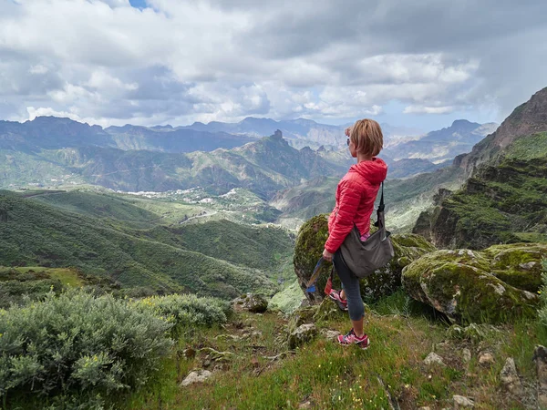 Young Woman Tourist Standing Cliff Edge Admiring Landscape Gran Canaria — Stock Photo, Image