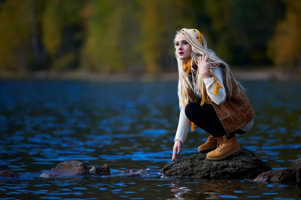 Mladá Krásná Žena Venkovní Podzim Sedí Jezera — Stock fotografie
