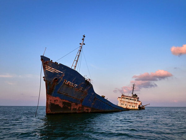 оставленный кораблекрушение в Сулине, Румыния на закате
 