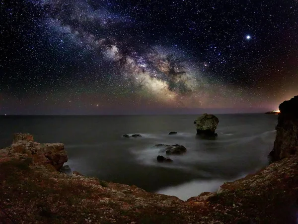 Prachtige Levendige Melkweg Beeld Rotswanden Zee Nacht Landschap — Stockfoto