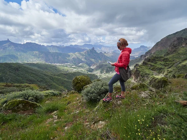 Young Woman Tourist Sitting Cliff Edge Admiring Landscape Gran Canaria — Stock Photo, Image