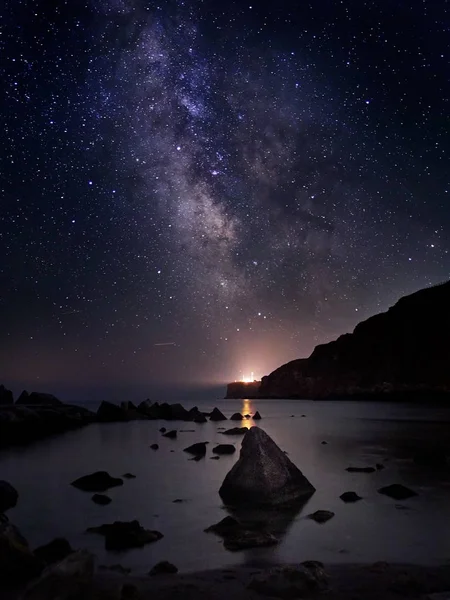 Impresionante Vibrante Vía Láctea Imagen Sobre Acantilados Rocosos Mar Paisaje —  Fotos de Stock