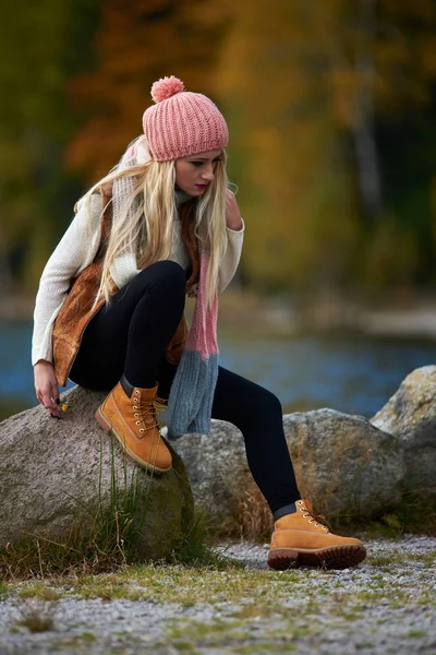 Joven Bonita Mujer Aire Libre Otoño Sentado Junto Lago — Foto de Stock