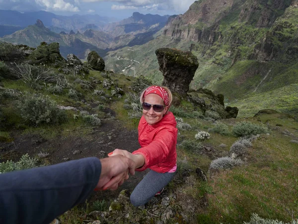 Ung Kvinna Turist Alpina Zonen Sommaren Man Hjälper Henne Att — Stockfoto