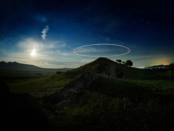 Paisaje Nocturno Con Vía Láctea Sobre Viejas Montañas Dobrogea Rumania —  Fotos de Stock