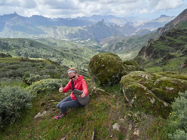Junge Touristin Mit Rucksack Sitzt Auf Klippe Und Fotografiert — Stockfoto