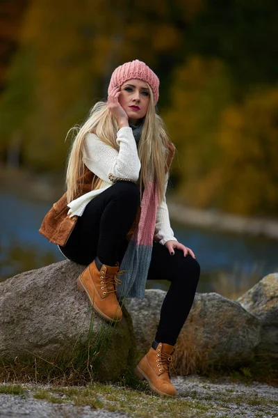 Mladá Krásná Žena Venkovní Podzim Sedí Jezera — Stock fotografie