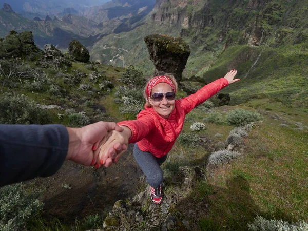 Ung Kvinna Turist Alpina Zonen Sommaren Man Hjälper Henne Att — Stockfoto