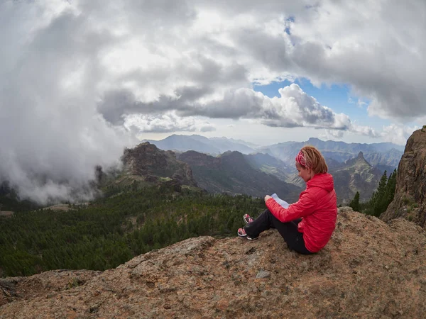 Junge Touristin Rande Der Klippe Gran Canaria Spanien — Stockfoto