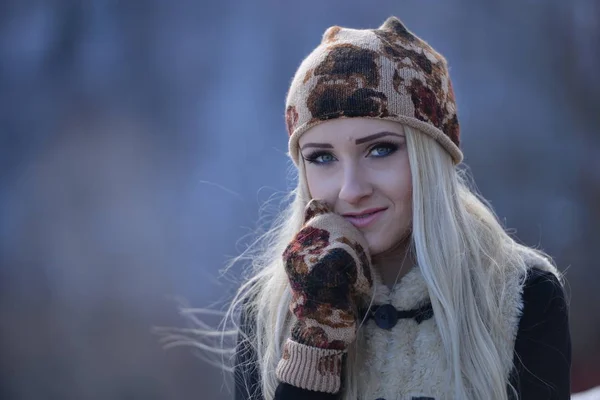 Молодая Красивая Женщина Портрет Открытом Воздухе Зимой — стоковое фото