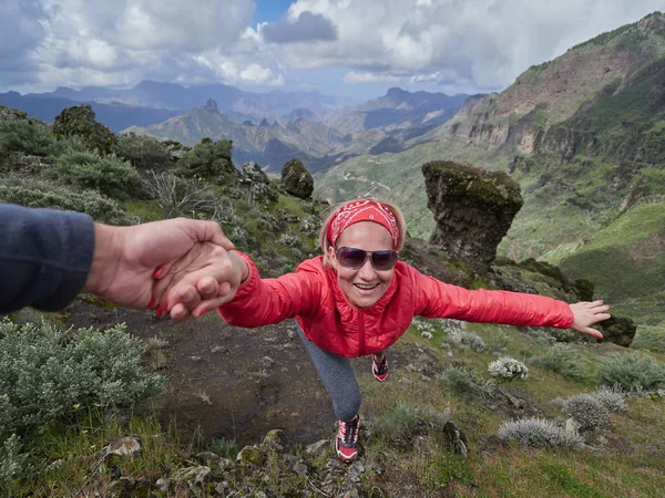 Ung Kvinna Turist Alpina Zonen Sommaren Man Hjälper Henne Att — Stockfoto