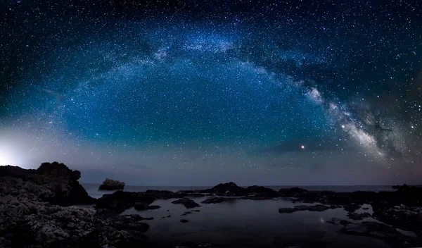 Impresionante Vibrante Vía Láctea Imagen Sobre Acantilados Rocosos Mar Paisaje —  Fotos de Stock