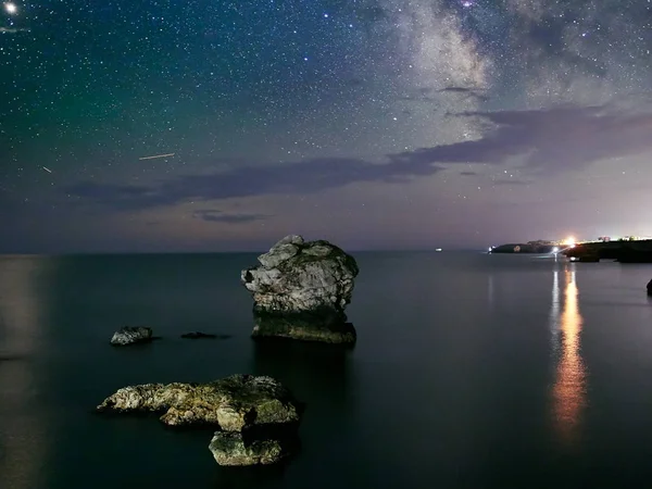 Impresionante Vibrante Vía Láctea Imagen Sobre Acantilados Rocosos Mar Paisaje —  Fotos de Stock