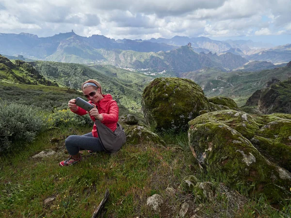 Young Woman Tourist Backpack Sitting Cliff Edge Taking Photos — Stock Photo, Image