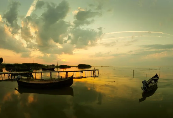 Beautiful Sunset Water Silhouette Fishing Boat — Stock Photo, Image