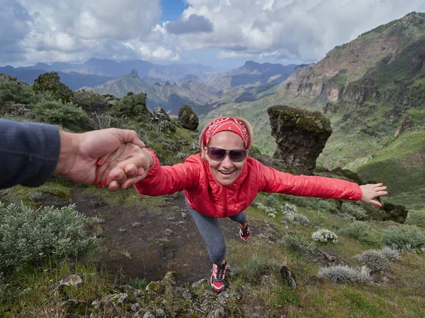 Ung Kvinna Turist Alpina Zonen Sommaren Man Hjälper Henne Att — Stockfoto