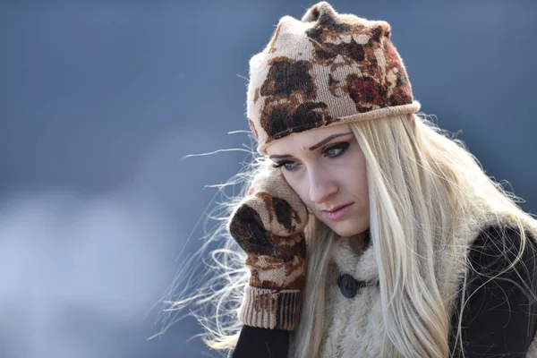 Jonge Mooie Vrouw Portret Buiten Winter — Stockfoto