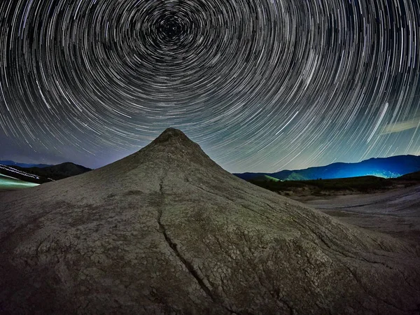 Cielo Nocturno Con Estelas Sobre Volcanes Fangosos Condado Buzau Rumania — Foto de Stock