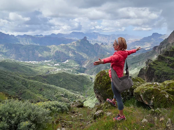 Junge Touristin Steht Rande Der Klippe Und Bewundert Landschaft Gran — Stockfoto
