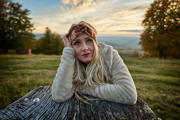 Hermoso Retrato Mujer Joven Aire Libre Otoño —  Fotos de Stock