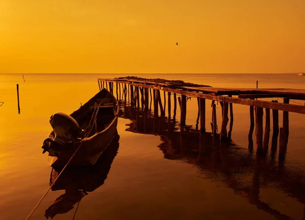 Magnifique Coucher Soleil Sur Eau Silhouette Bateau Pêche — Photo