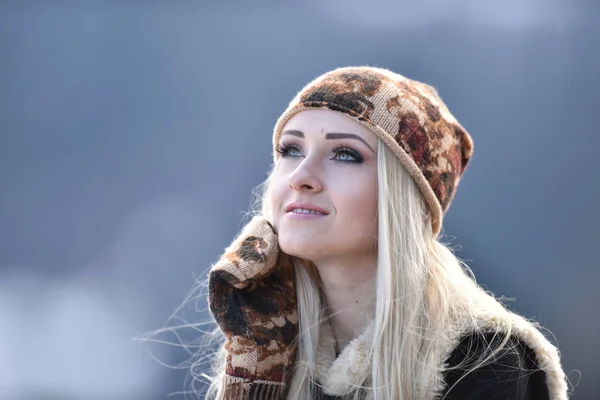 Unga Vackra Kvinnan Stående Utomhus Vintern — Stockfoto