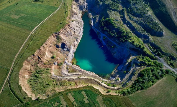 Flygfoto Emerald Lake Gamla Övergivna Basalt Stenbrottet Racos Rumänien — Stockfoto