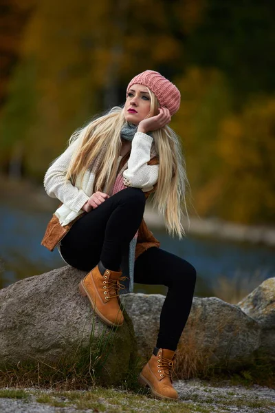 Jovem Mulher Bonita Livre Outono Sentado Junto Lago — Fotografia de Stock