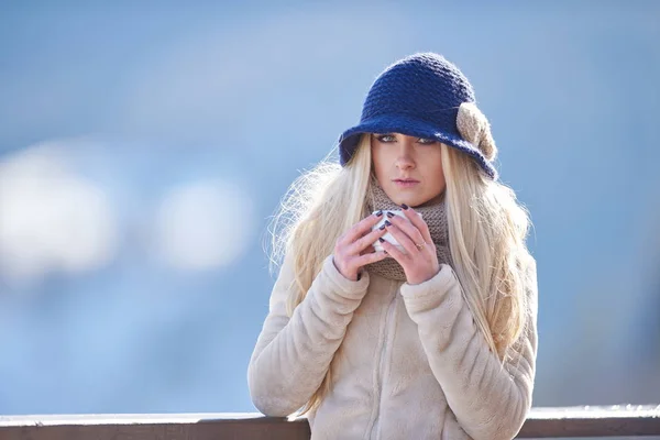 Ung Vacker Kvinna Utomhus Vinter Innehav Kopp Handen — Stockfoto