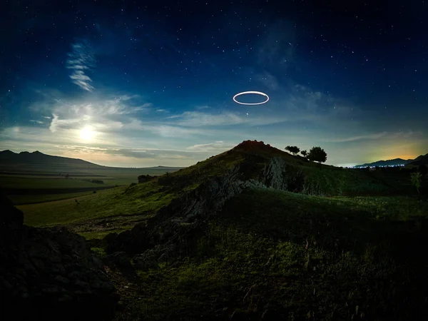 Paisaje Nocturno Con Vía Láctea Sobre Viejas Montañas Dobrogea Rumania — Foto de Stock