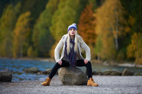 Молода Красива Жінка Відкритий Восени Сидить Біля Озера — стокове фото