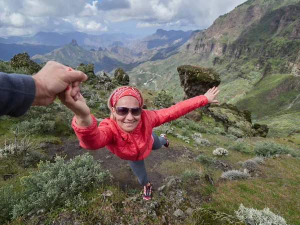 Ung Kvinna Turist Alpina Zonen Sommaren Man Hjälper Henne Att — Stockfoto