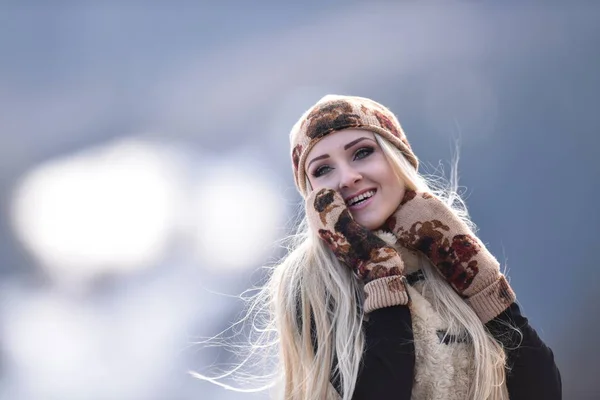 冬の屋外の若いきれいな女性肖像画 — ストック写真
