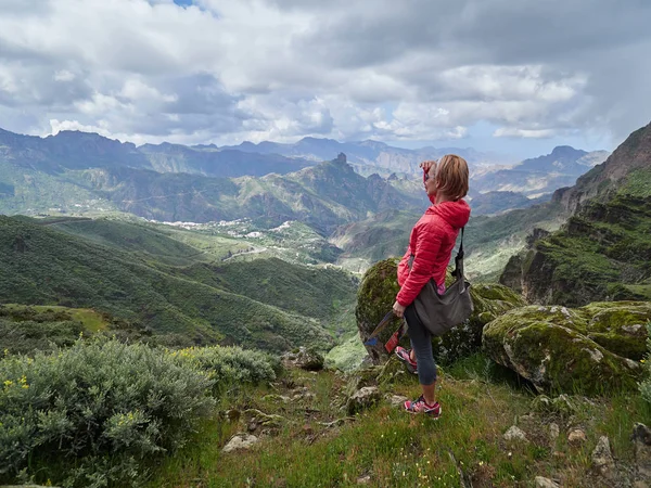Young Woman Tourist Standing Cliff Edge Admiring Landscape Gran Canaria — Stock Photo, Image