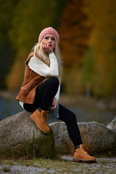 Giovane Bella Donna All Aperto Autunno Seduta Vicino Lago — Foto Stock