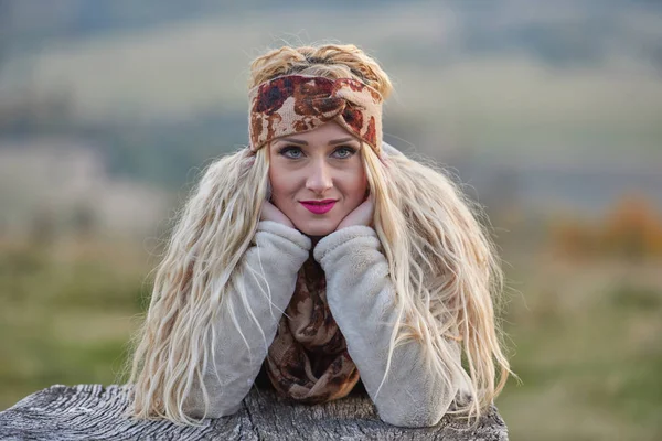 Hermoso Retrato Mujer Joven Aire Libre Otoño —  Fotos de Stock