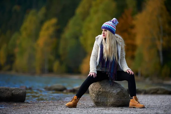 Jovem Mulher Bonita Livre Outono Sentado Junto Lago — Fotografia de Stock