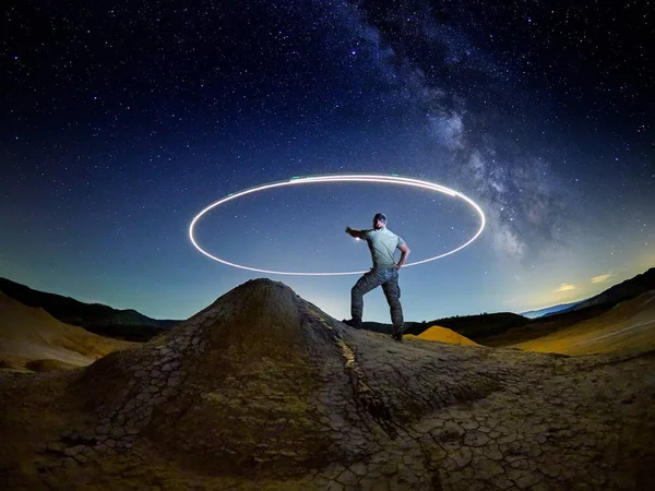 Hombre Pie Sobre Volcanes Fangosos Bajo Impresionante Cielo Nocturno Condado — Foto de Stock