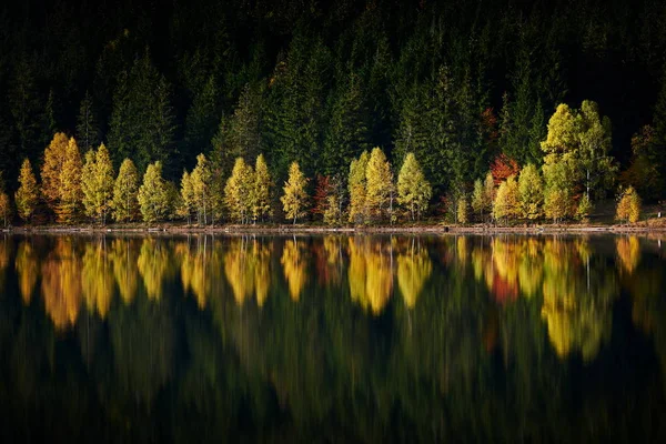 Paisaje Otoñal Las Montañas Con Árboles Reflejándose Agua Lago Santa —  Fotos de Stock