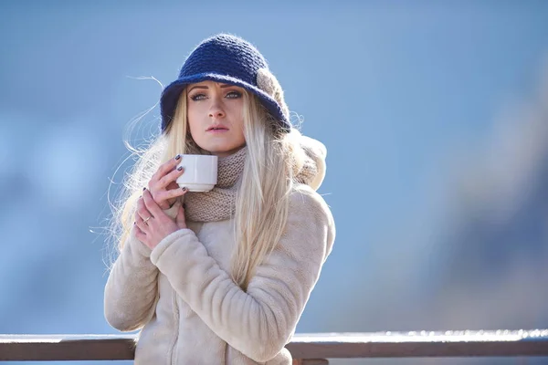 Ung Vacker Kvinna Utomhus Vinter Innehav Kopp Handen — Stockfoto