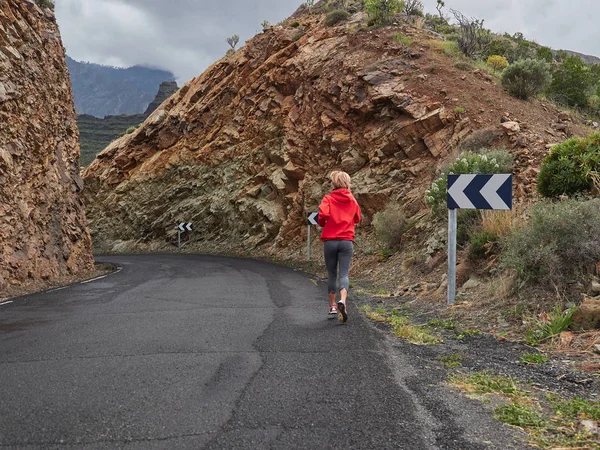 Trail Running Frau Auf Berg Natur Abenteuer Training Auf Felsigen — Stockfoto